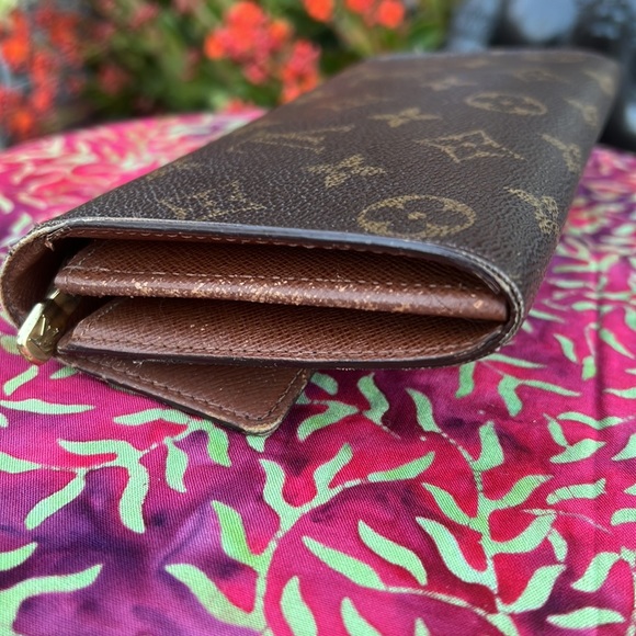 Louis Vuitton Monogram Sarah Wallet - Picture 9 of 17